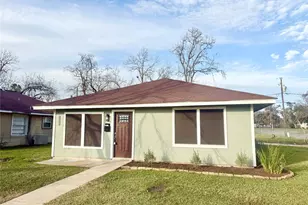 137 Laurel St, Lake Jackson, TX 77566 - Photo 1