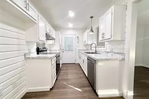 137 Laurel St, Lake Jackson, TX 77566 - Photo 6