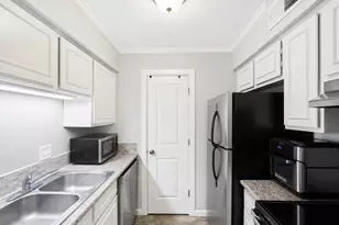 7555 Katy Fwy, Houston, TX 77024 - Photo 4