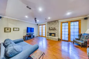 7505 Memorial Woods Dr, Houston, TX 77024 - Photo 12