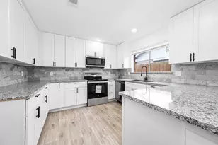 10402 Rancho Bernardo Ln, Sugar Land, TX 77498 - Photo 2