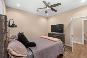 907 Oak St, Anahuac, TX 77514 - Photo 32