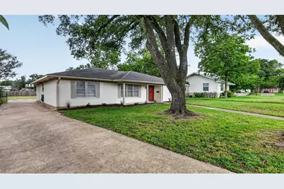 317 N Madison Street, Madisonville, TX 77864 - Photo 2