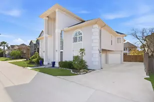 71 Harbor Ln, Kemah, TX 77565 - Photo 2