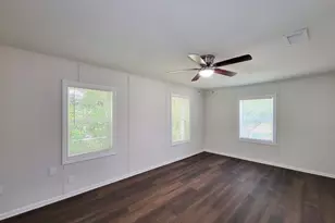431 N Tinsley St, Angleton, TX 77515 - Photo 8