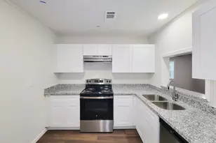 431 N Tinsley St, Angleton, TX 77515 - Photo 14