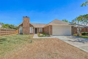 16015 Surrey Woods Dr, Friendswood, TX 77546 - Photo 2