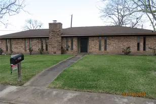 403 Lotus St, Lake Jackson, TX 77566 - Photo 2