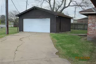 403 Lotus St, Lake Jackson, TX 77566 - Photo 8