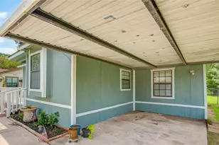127 Huisache St, Lake Jackson, TX 77566 - Photo 4