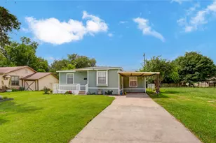 127 Huisache St, Lake Jackson, TX 77566 - Photo 2