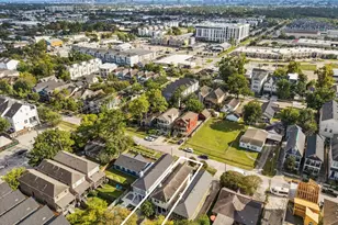 1315 W 22nd St, Houston, TX 77008 - Photo 2