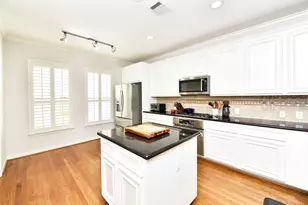 2645 Helena St, Houston, TX 77006 - Photo 8