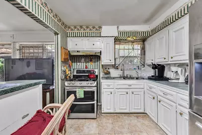 6051 Willow Glen Drive, Houston, TX 77033 - Photo 4