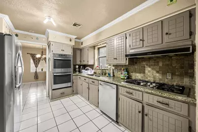 2210 S Memorial Court, Pasadena, TX 77502 - Photo 10