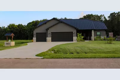 925 Chuckwagon Trail, Angleton, TX 77515 - Photo 2