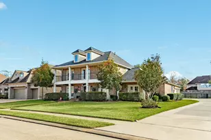 204 Arrowhead Dr, Lake Jackson, TX 77566 - Photo 1
