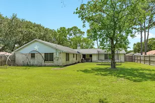 102 W Bronco Bend St, Angleton, TX 77515 - Photo 36