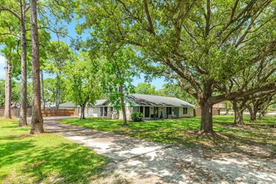 102 W Bronco Bend Street, Angleton, TX 77515 - Photo 8