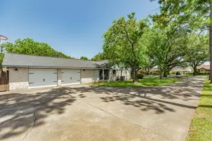 102 W Bronco Bend St, Angleton, TX 77515 - Photo 10