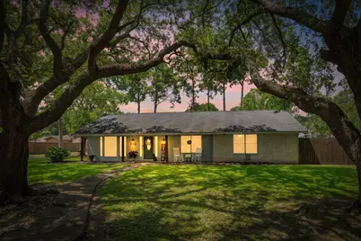 102 W Bronco Bend Street, Angleton, TX 77515 - Photo 2