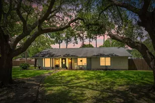 102 W Bronco Bend St, Angleton, TX 77515 - Photo 2