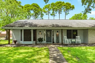 102 W Bronco Bend St, Angleton, TX 77515 - Photo 4