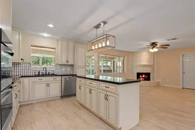4906 Green Willow Lane, Dickinson, TX 77539 - Photo 10