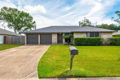 605 S Heather Lane, Friendswood, TX 77546 - Photo 2