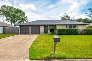 605 S Heather Ln, Friendswood, TX 77546 - Photo 2
