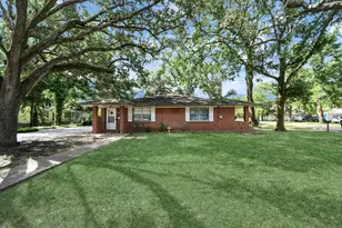 403 S Hill St, Alvin, TX 77511 - Photo 2