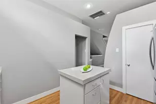 8715 Meadowcroft Dr, Houston, TX 77063 - Photo 14