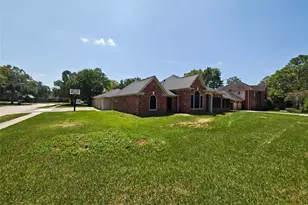 1301 Blueberry Ln, Friendswood, TX 77546 - Photo 16