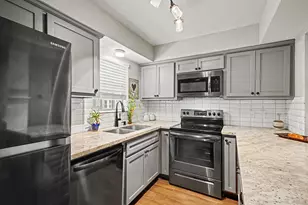 13022 Trail Hollow Dr, Houston, TX 77079 - Photo 2