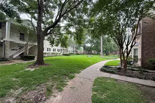 13022 Trail Hollow Dr, Houston, TX 77079 - Photo 16