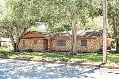 1220 N Avenue I, Shiner, TX 77984 - Photo 1