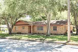 1220 N Ave I, Shiner, TX 77984 - Photo 1