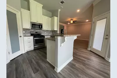 107 Freedom Drive, Clute, TX 77531 - Photo 4