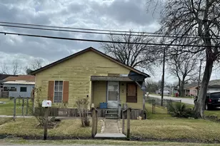 2202 Jones Rd, Baytown, TX 77521 - Photo 2