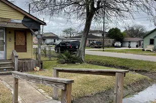 2202 Jones Rd, Baytown, TX 77521 - Photo 4