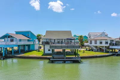 1122 Makatea, Tiki Island, TX 77554 - Photo 1