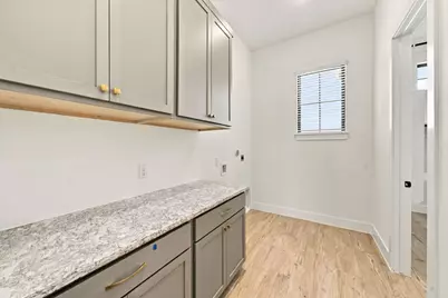 12055 Lake View Boulevard, Mont Belvieu, TX 77523 - Photo 14