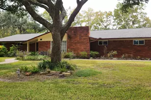 616 Cannan Dr, Angleton, TX 77515 - Photo 4