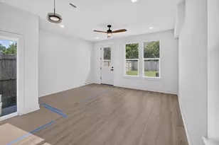 8027 Betty Boop St, Houston, TX 77028 - Photo 10