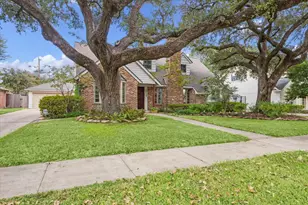 7714 Skyline Dr, Houston, TX 77063 - Photo 2