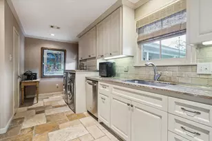 7714 Skyline Dr, Houston, TX 77063 - Photo 8