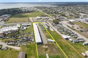 621 S Main St, Highlands, TX 77562 - Photo 2