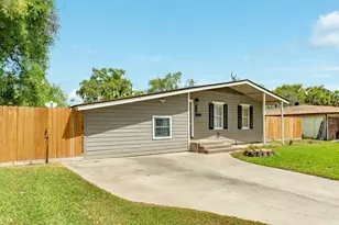 219 Camellia St, Lake Jackson, TX 77566 - Photo 2