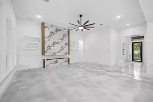 2405 W Greenbriar Dr, Huntsville, TX 77340 - Photo 2