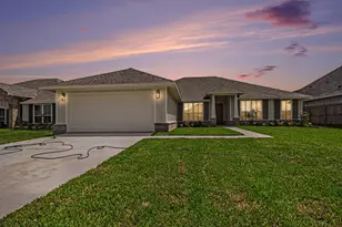 724 Greystone Ln, Angleton, TX 77515 - Photo 1